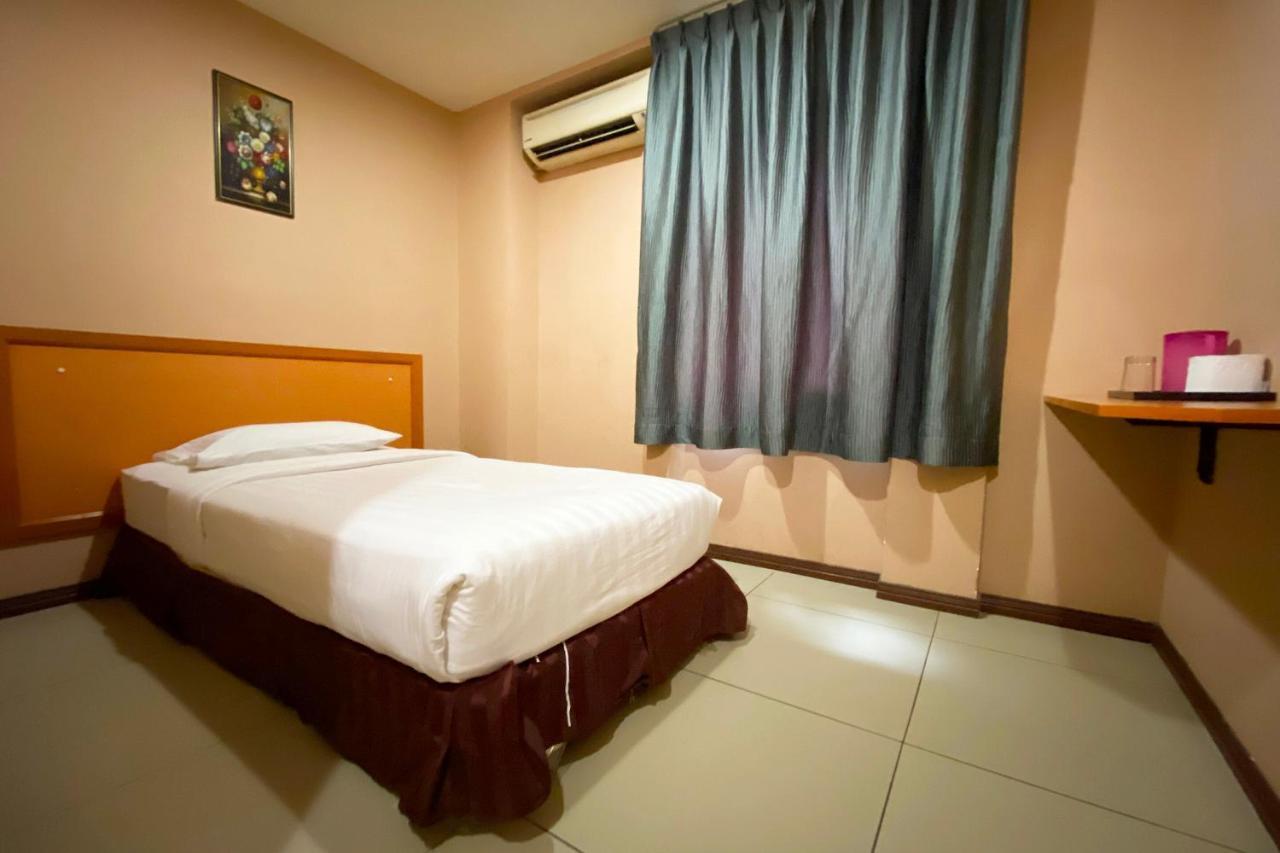 Oyo 90108 Hotel Kaya Kota Kinabalu Exterior photo